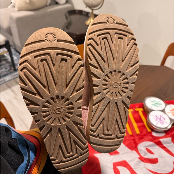 UGG Women's Classic Short II boots in seashell pink suede and sheepskin - Picture 4 of 7